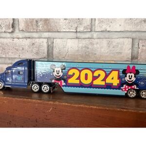 2024 Disney Parks Peterbilt Model 387 die-cast Semi Truck‎ Hauler Tryck